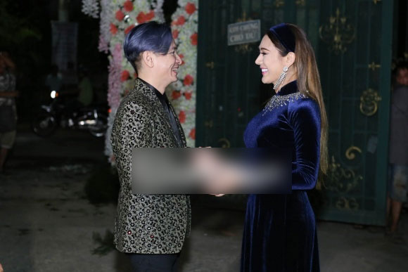 Lâm Khánh Chi diện áo dài nhung xanh dịu dàng, tất bật chuẩn bị cho hôn lễ ngày mai